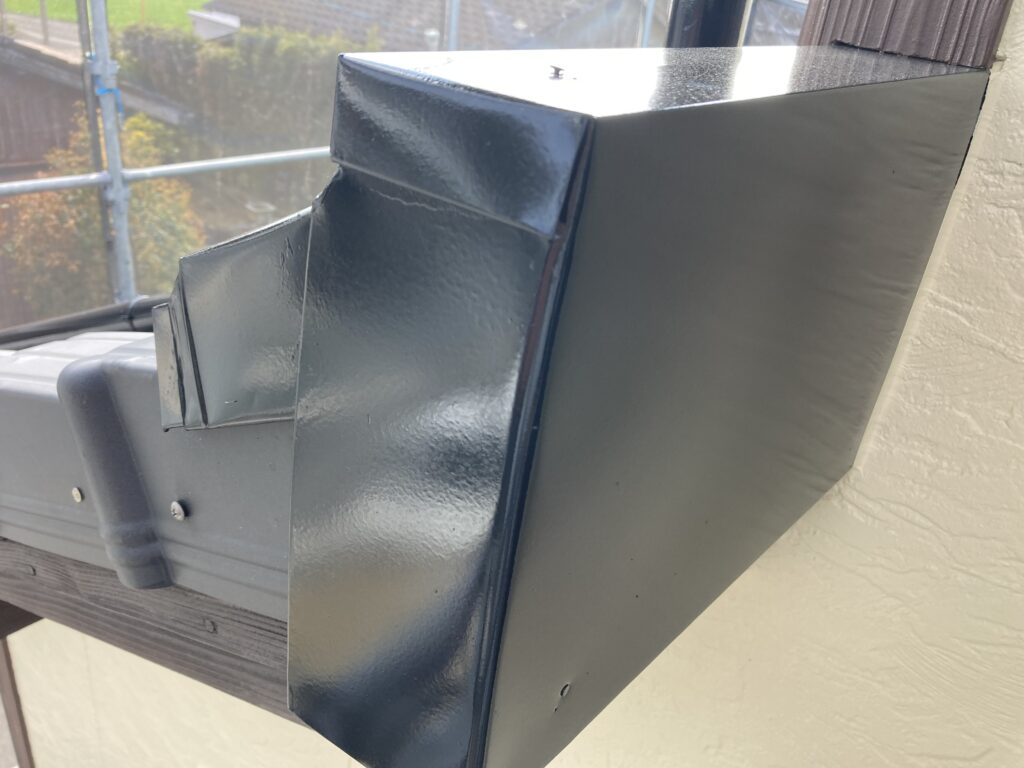 久留米市で屋根水切り板金塗装を行いました｜細かな部分もしっかり保護します