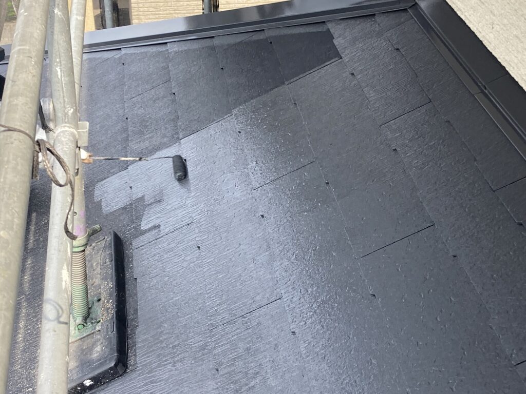 【三潴町 屋根塗装】屋根の中塗り作業を進めています｜色の変化が分かる施工途中の様子