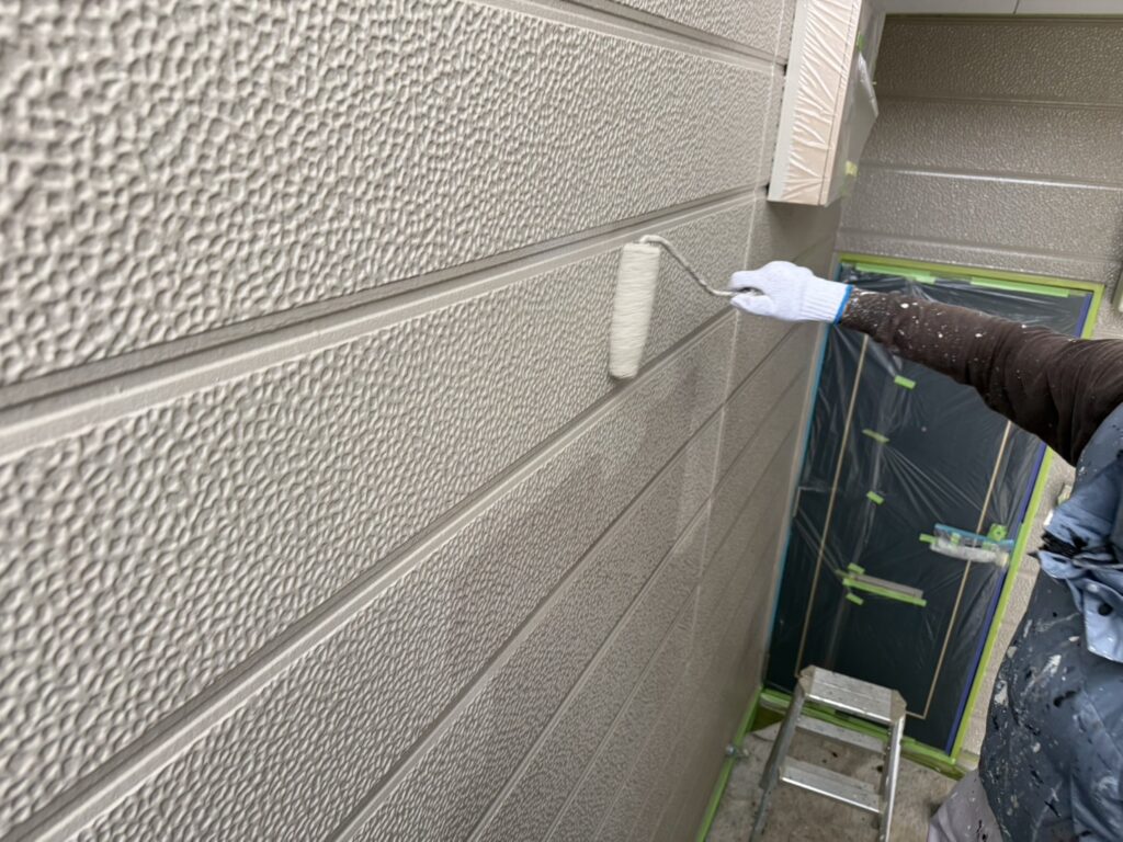 久留米市のアパートで外壁の中塗りを行いました！少しずつ完成の色へ